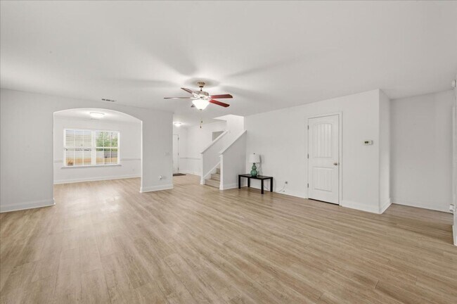 Building Photo - Spacious 5-Bedroom Home with Screened Patio & Private Fenced Yard in Guyton