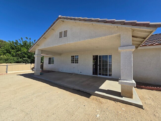 Building Photo - Beautiful, Huge 3 Bedroom in JT!!
