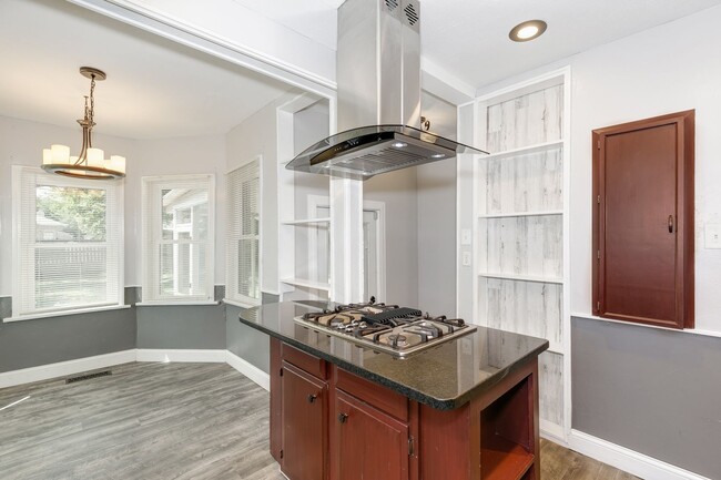 Building Photo - Gorgeous Crown Heights Home with Basement!