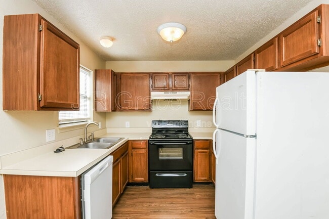 Building Photo - 5841 Shadydell Dr