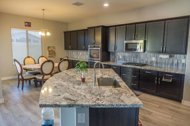 Building Photo - Gorgeous 4 Bed + den Single Level Home in gated community in North Peoria with RV Gate / BBQ!!