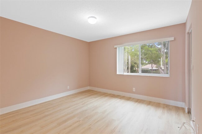 Building Photo - 1186 SW 44th Ave