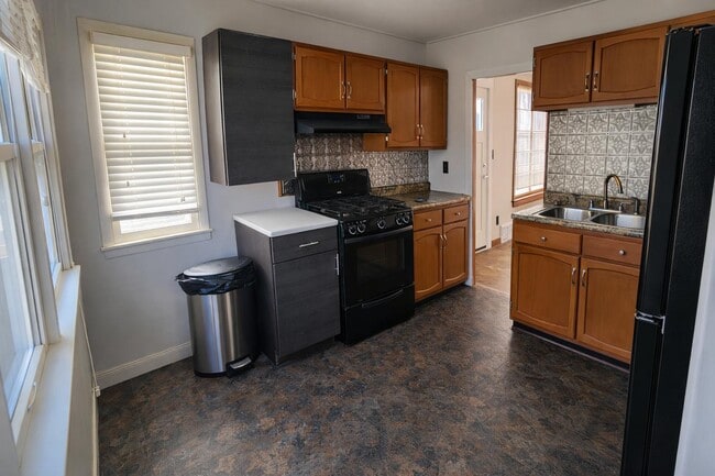 Building Photo - 117 3rd Ave