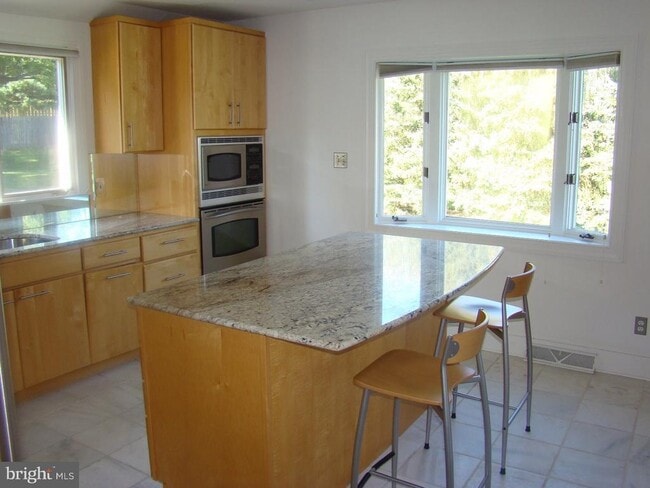 Building Photo - 1065 Lyme Ct