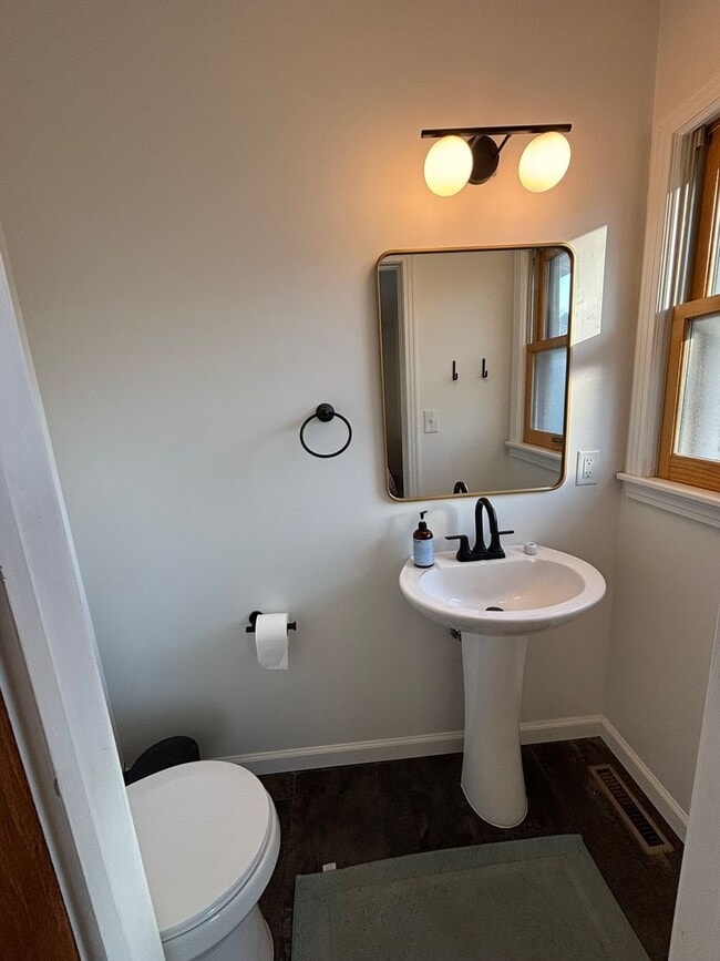 Building Photo - 3 BED | 1.5 BATH | SPACIOUS HOME | CENTRAL