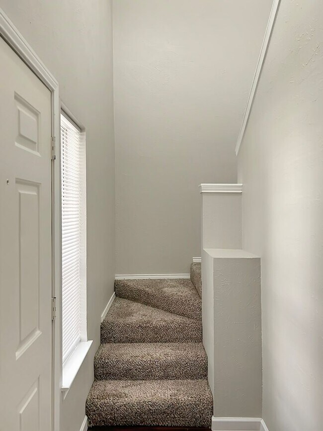 Building Photo - 2-Bed, 2-Bath Townhome with Flexible Floor...