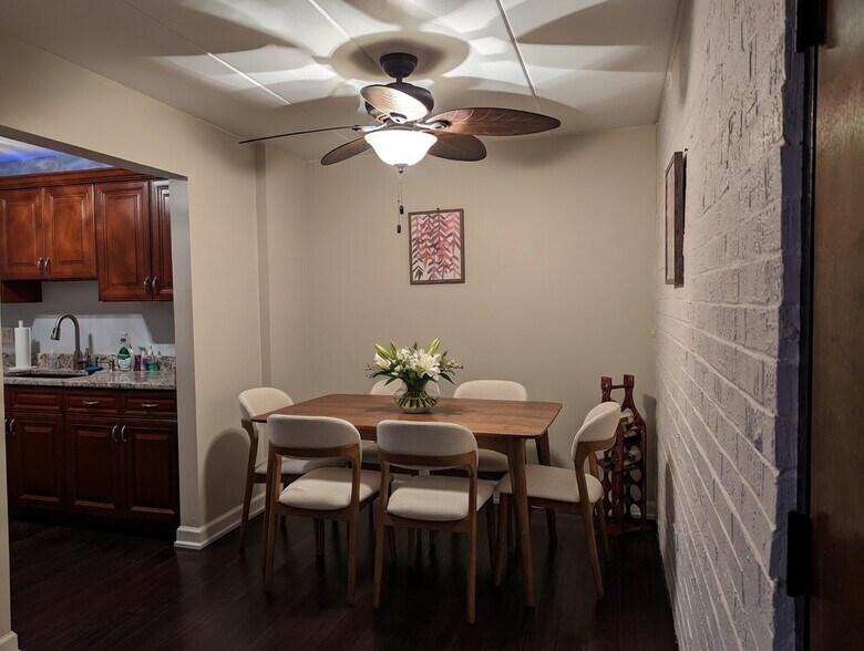 Building Photo - 204 E Bailey Rd