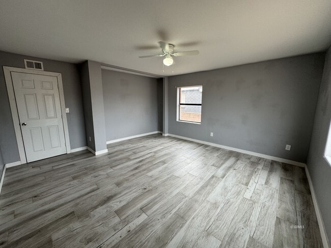 Building Photo - 419 E 7th St