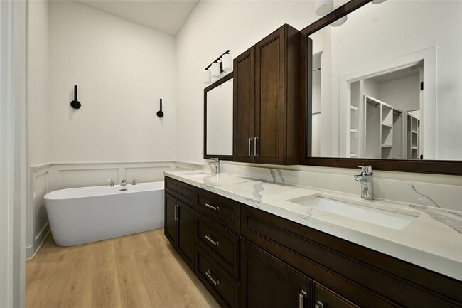 Building Photo - Stunning 2-bedroom, 2-bathroom, 2-car Townhome In Raymore MO