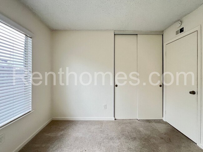 Building Photo - 11303 Kelowna Rd
