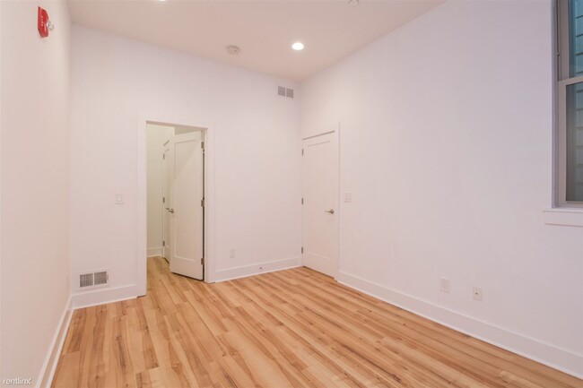 Building Photo - 1 br, 1 bath Triplex - 634 N 12TH ST Unit 1