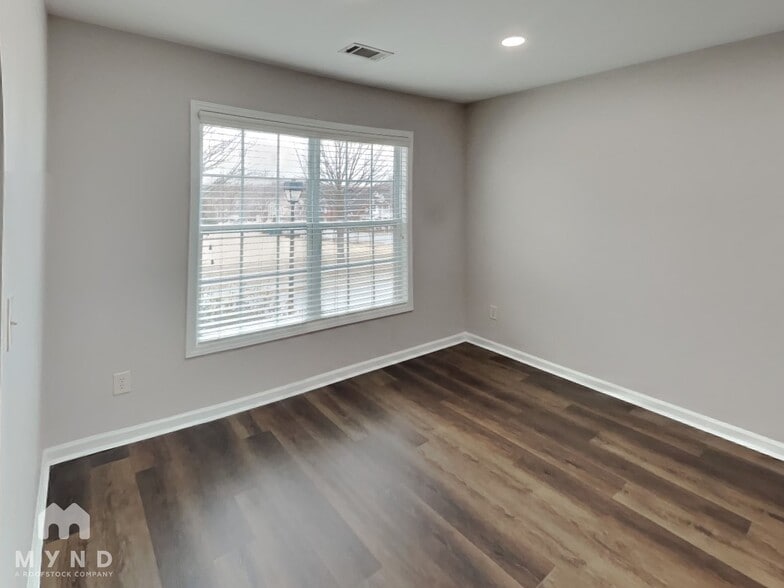 Building Photo - 6062 Park Bend Ave