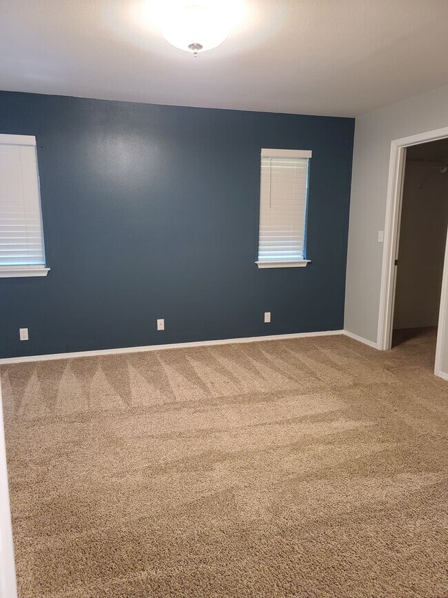 Building Photo - 2056 Doe Dr