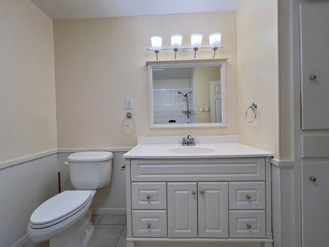 Building Photo - Stunning Large 3 Bedroom Home!
