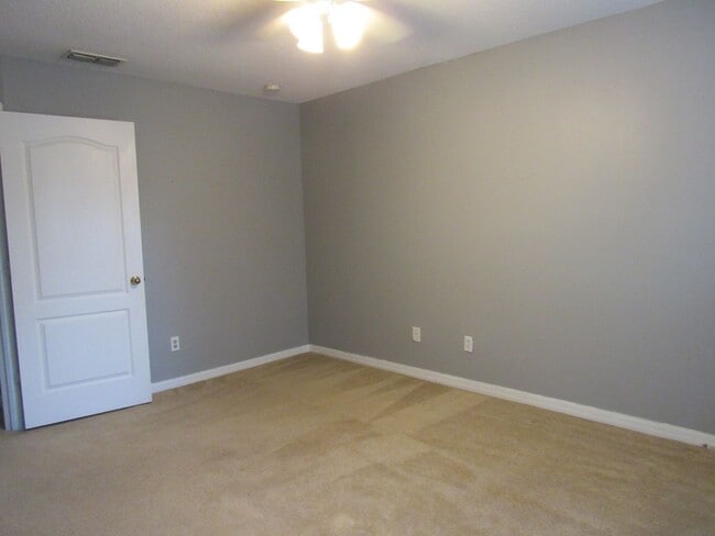 Building Photo - Beautiful 3-Bedroom Townhome with Resort-S...