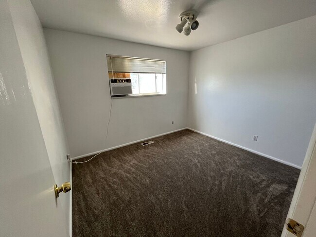 Building Photo - Great 2 bedroom 1 bathroom Provo Apartment