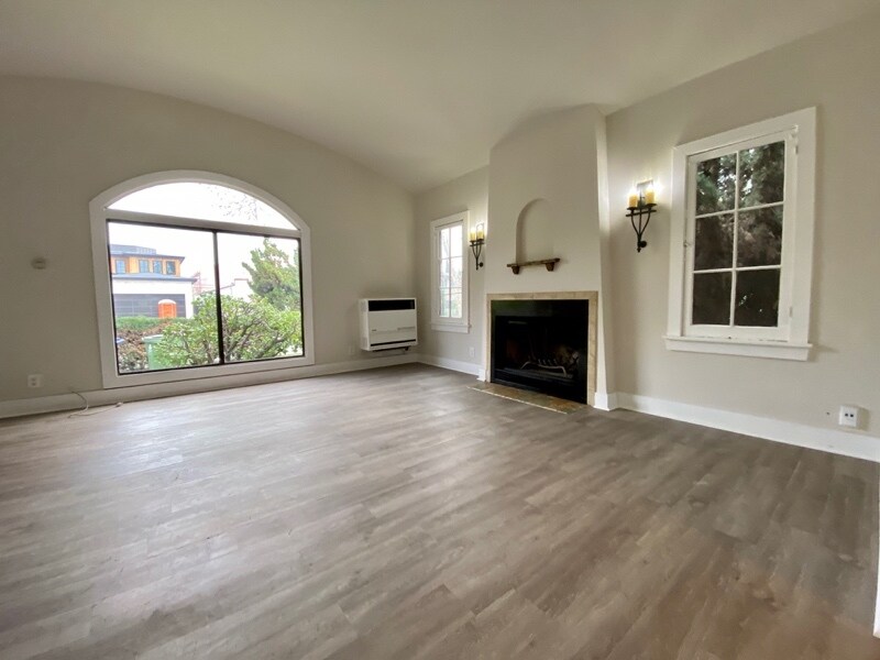 Building Photo - 837 N Martel Ave