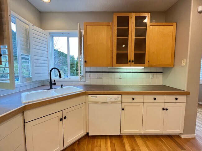 Building Photo - Immaculate 4 bedroom, 3.5 bathroom, tri-level Home in Tigard!! Expansive Views, Office space, Gam...