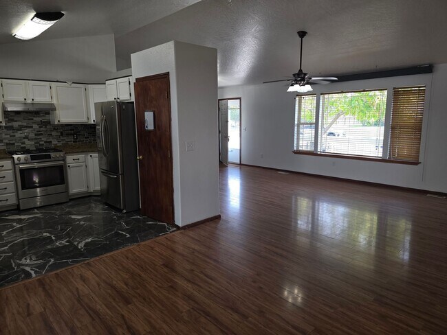 Building Photo - Spacious 4 bedroom 3.5 Bath Home for Rent ...