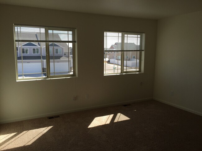 Building Photo - 4 BEDROOM, 3.5 BATHROOM, SADDLE RIDGE TWIN...