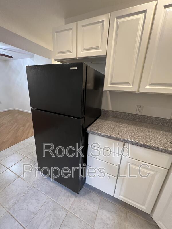 Building Photo - 405 E 5th St