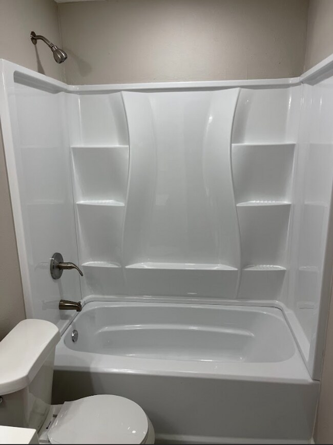 Building Photo - Newly Renovated 3 bed/2 bath - great location! MOVE IN SPECIAL!