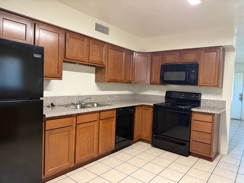 Building Photo - 1401 E Lee St