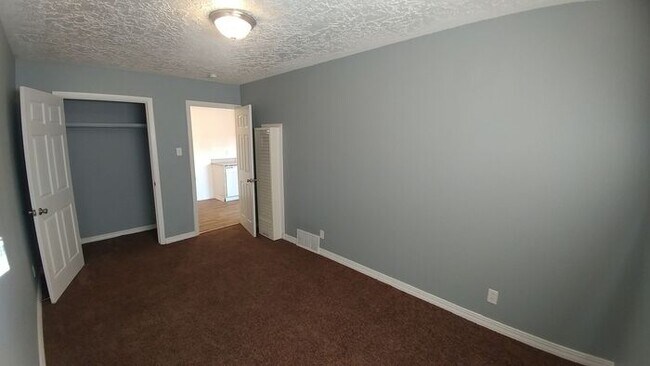 Building Photo - *Newly Refurbished ** First Month Free!