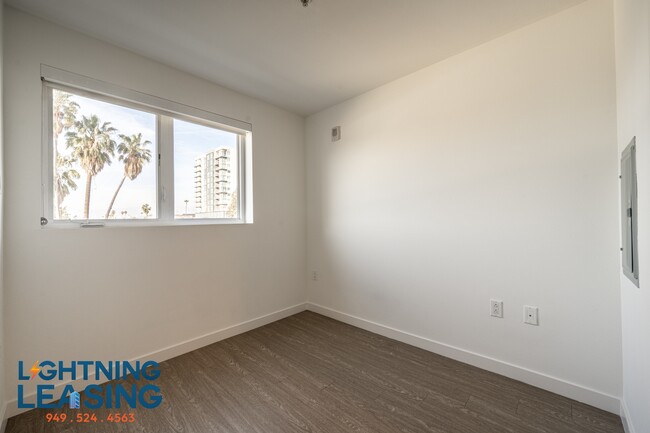 Building Photo - 11405 Chandler Blvd