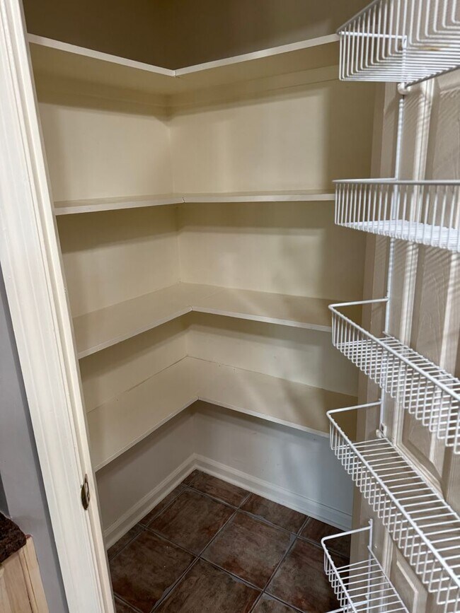 Building Photo - ** AVAILABLE NOW ** in Waterford Subdivision