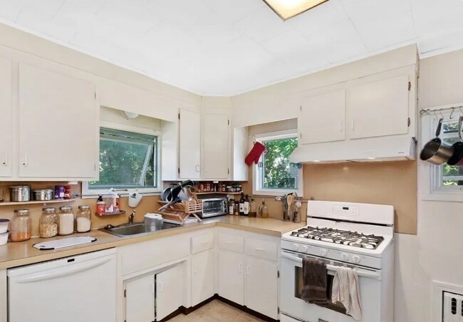 Building Photo - 33 Preston Rd