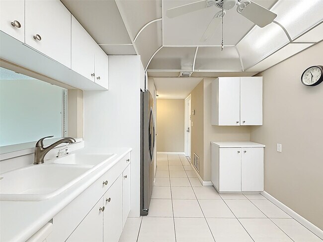 Building Photo - 1147 Hillsboro Mile