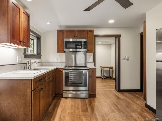 Building Photo - 5 Riverby Ln