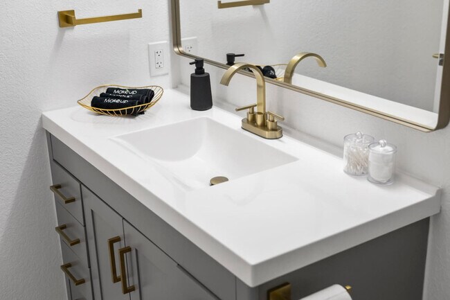 Building Photo - 2929 Kings Rd