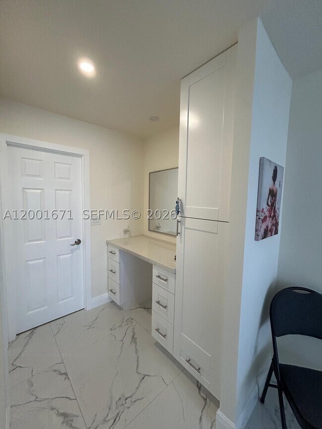 Building Photo - 2500 Parkview Dr