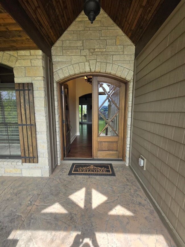 Building Photo - Luxury 4-Bedroom Home with Outdoor Oasis i...