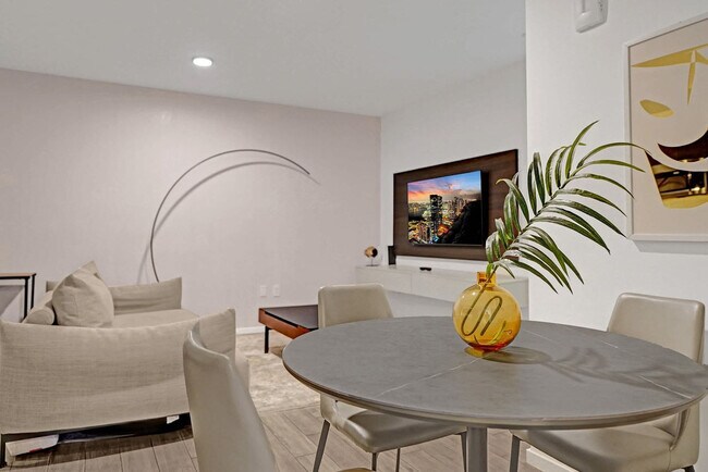 Building Photo - 398 NE 5th St