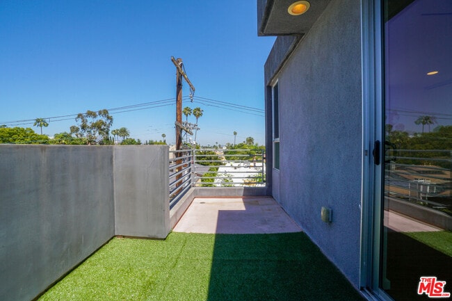 Building Photo - 1220 N Orange Grove Ave