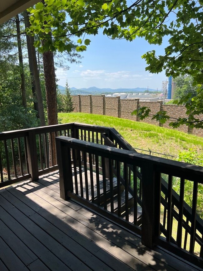 Building Photo - Arden Townhome: Commuter's Wishlist