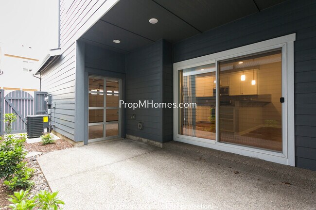 Building Photo - Beautiful Three Bedroom Row Home In Highly Desired Villebois Community!