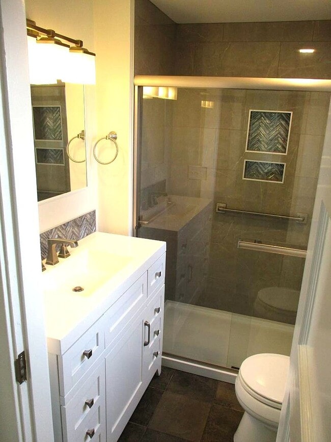 Building Photo - Charming 2 Bedroom, 1 Bathroom Home with P...