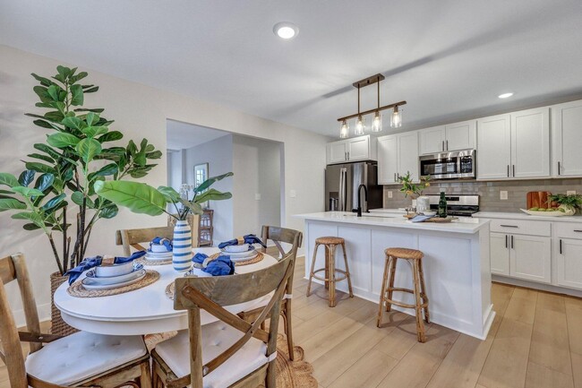 Building Photo - Fully renovated home in Charleston!
