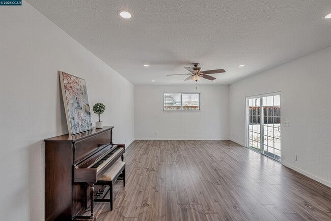 Building Photo - 2242 Westwood Ct