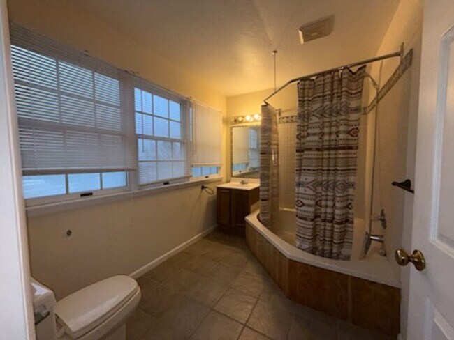 Building Photo - Single Family Townhouse with Garage