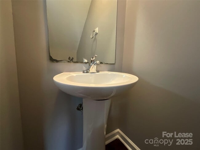 Building Photo - 1520 N Main Ave