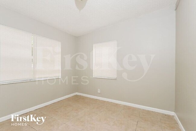 Building Photo - 3196 N Seacrest Blvd