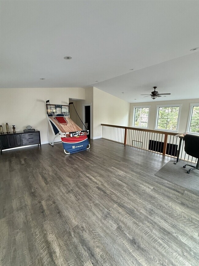 Building Photo - 304 NW River Rd