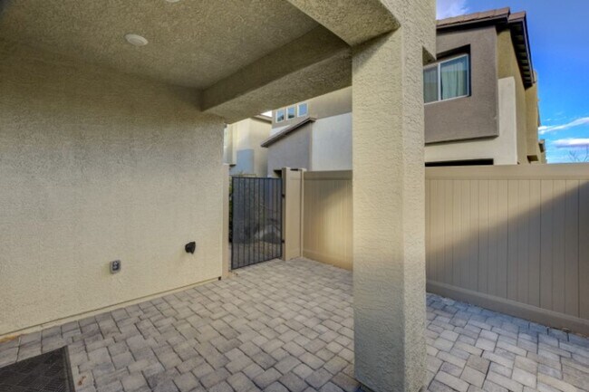 Building Photo - Don't miss this Top Notch 4 Bedroom, Beaut...