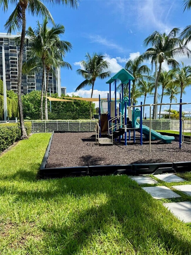 Building Photo - 2101 Brickell Ave