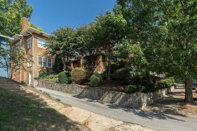 Building Photo - "Charming 2-Bedroom Retreat in Birmingham – Cozy 932 Sq Ft Haven!"